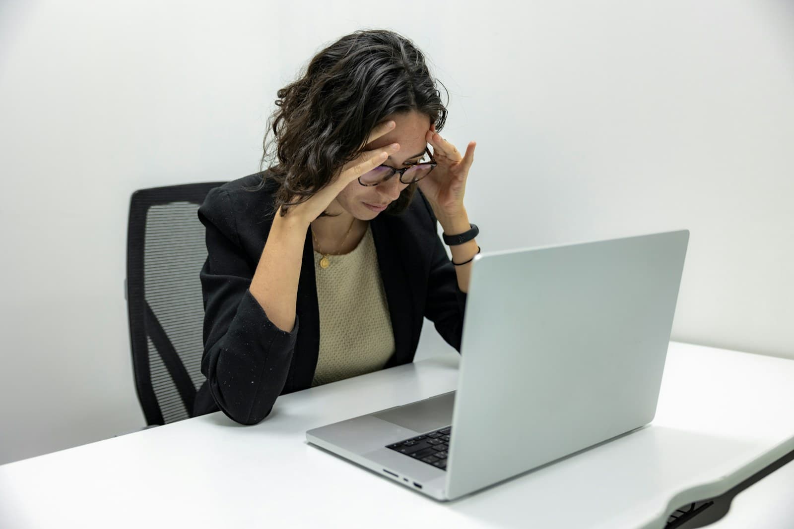 Angajată obosită la birou, simbolizând stresul și provocările din corporații