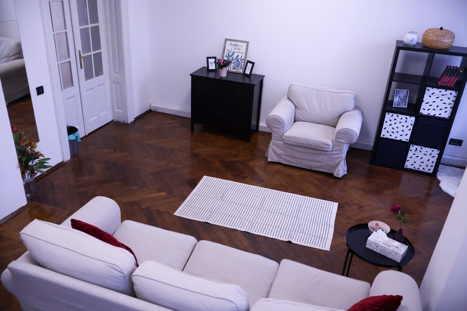 Sală luminoasă pregătită pentru un atelier de wellbeing corporativ