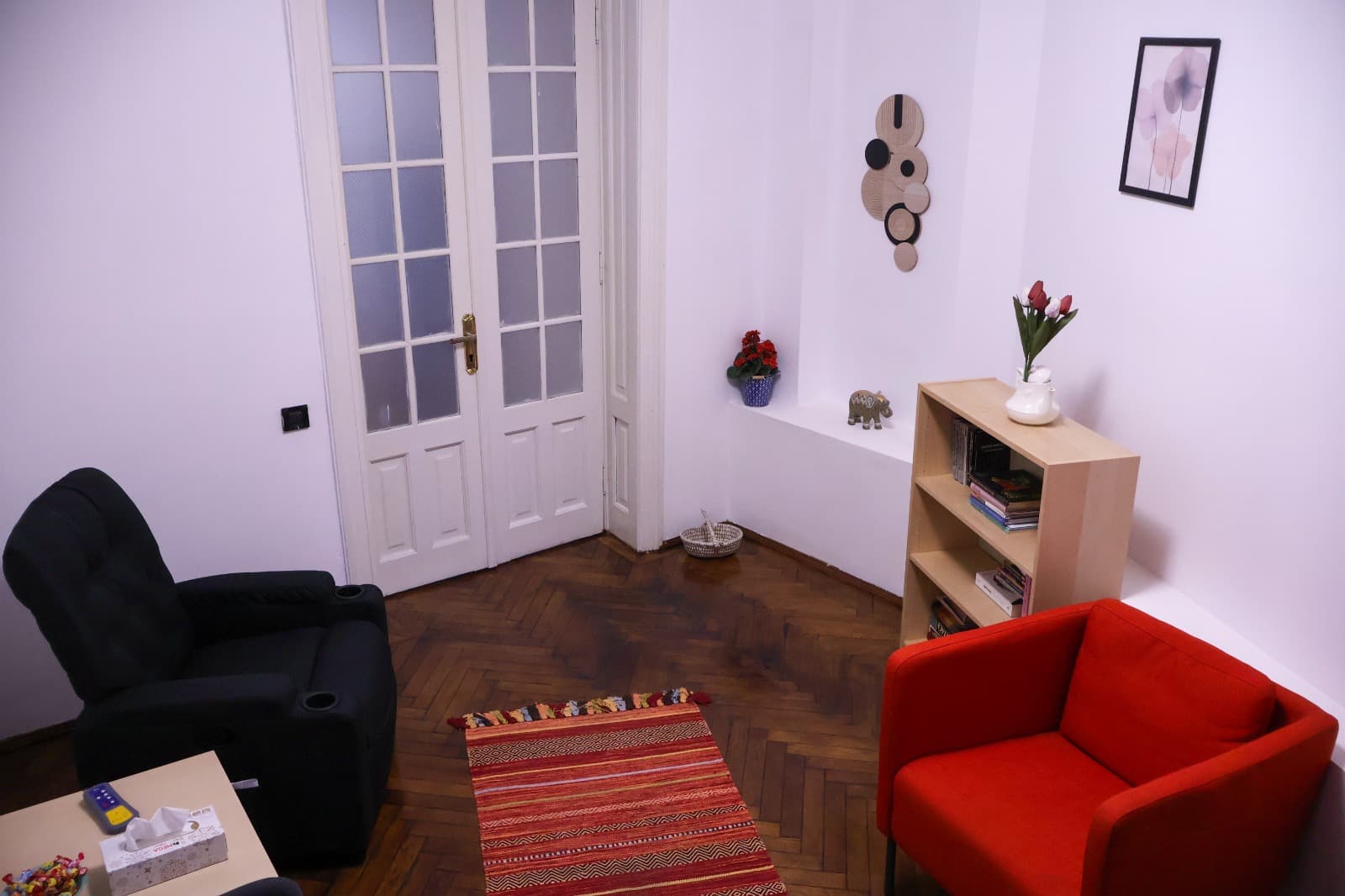 Cabinet luminos cu fotolii și uși clasice, în tonuri calde